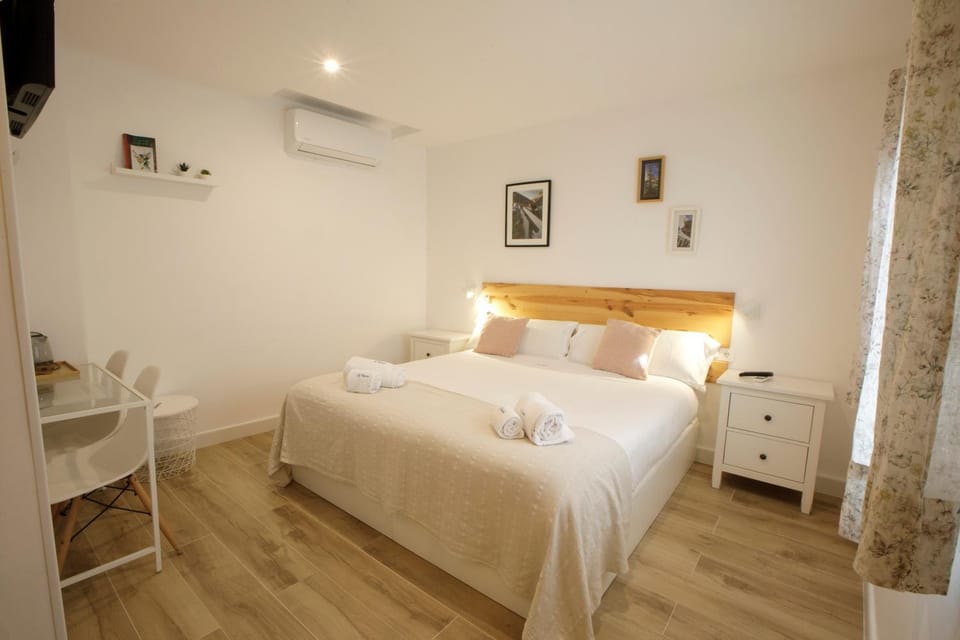 Bed, Photo of the whole room, Bedroom, towels, towels, air conditioner