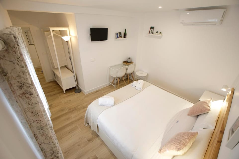 Bed, TV and multimedia, Photo of the whole room, Bedroom, towels, air conditioner