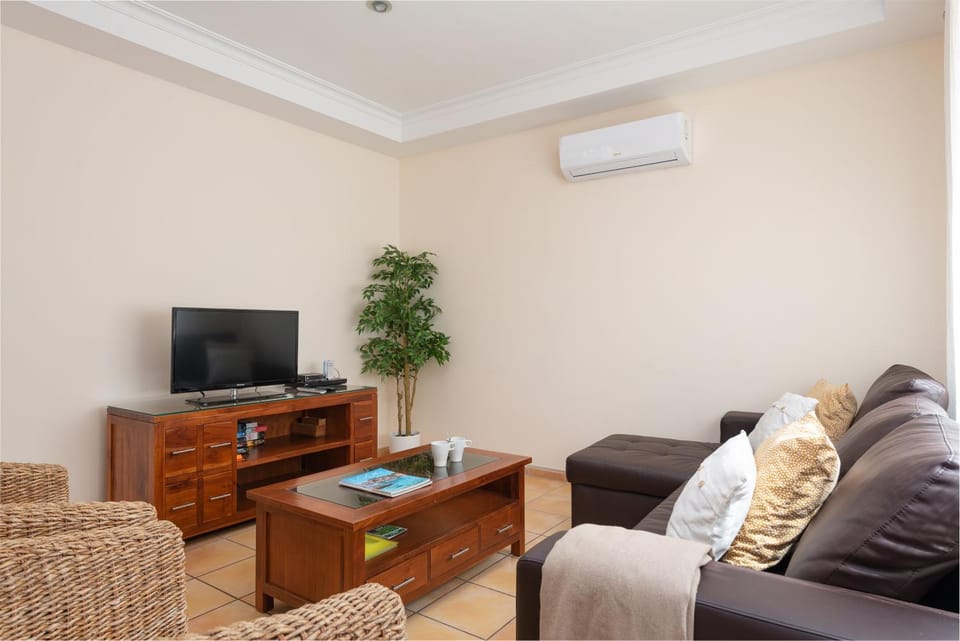 Communal lounge/ TV room, TV and multimedia, Living room, Seating area