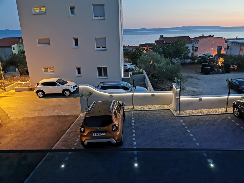 Sea view, Street view