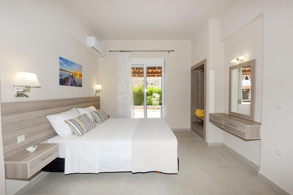 Photo of the whole room, air conditioner