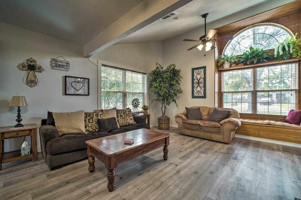 Bright College Station Abode: 3 Mi to Kyle Field House in College Station