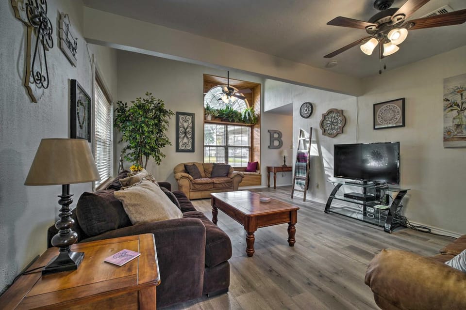 Bright College Station Abode: 3 Mi to Kyle Field House in College Station