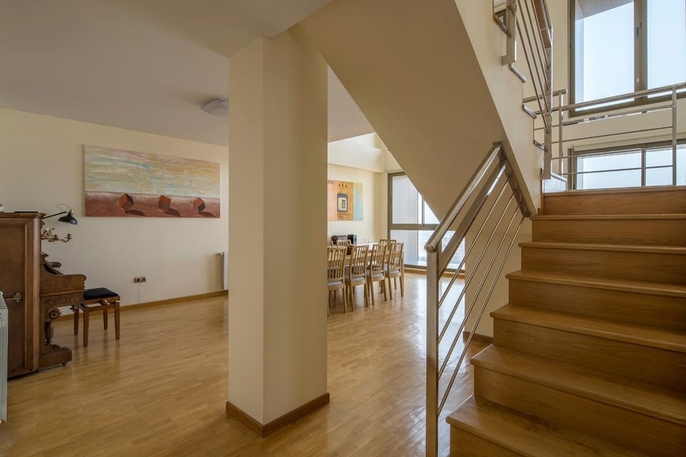 View (from property/room), Dining area, City view, Mountain view, group of guests, Family