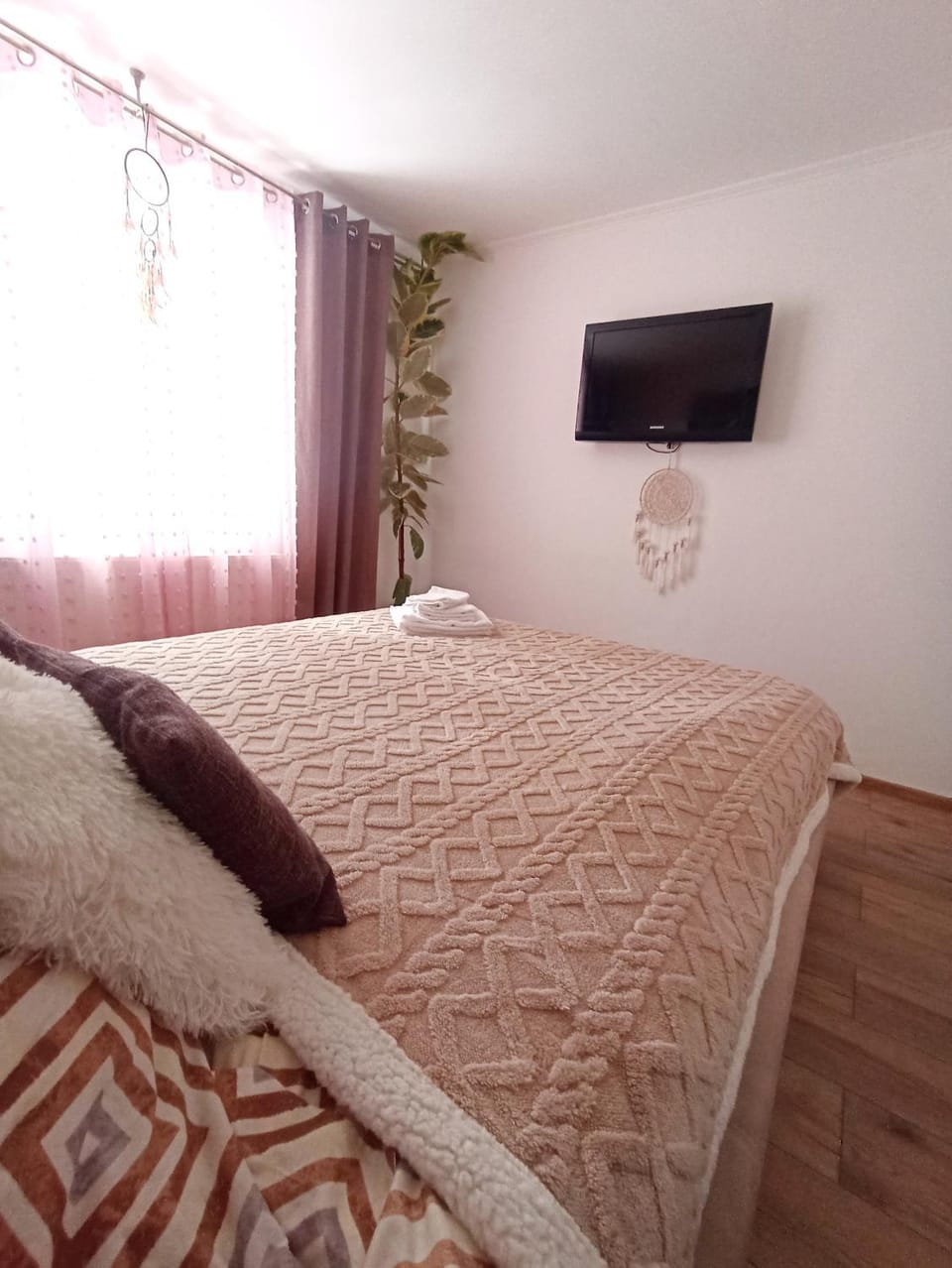 Bed, TV and multimedia, Bedroom