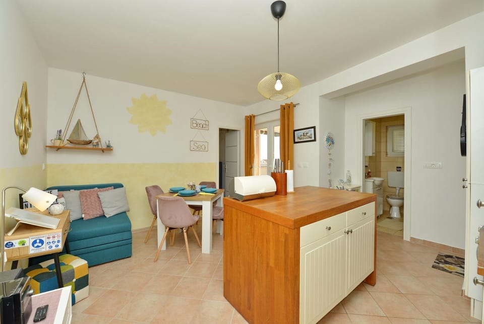 Kitchen or kitchenette, Dining area, hair dresser