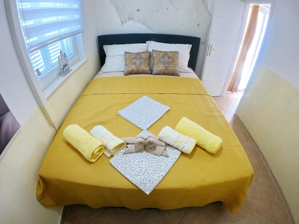 Bed, Bedroom, towels