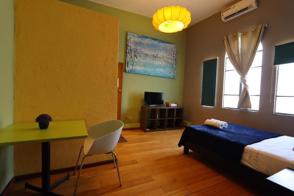Bed, TV and multimedia, Photo of the whole room, Seating area, Bedroom, air conditioner