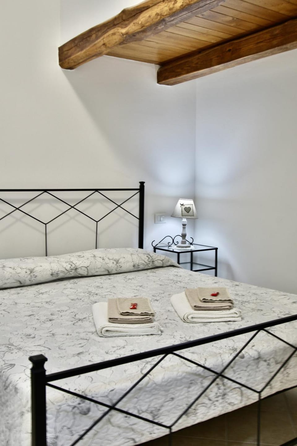 Bed, towels