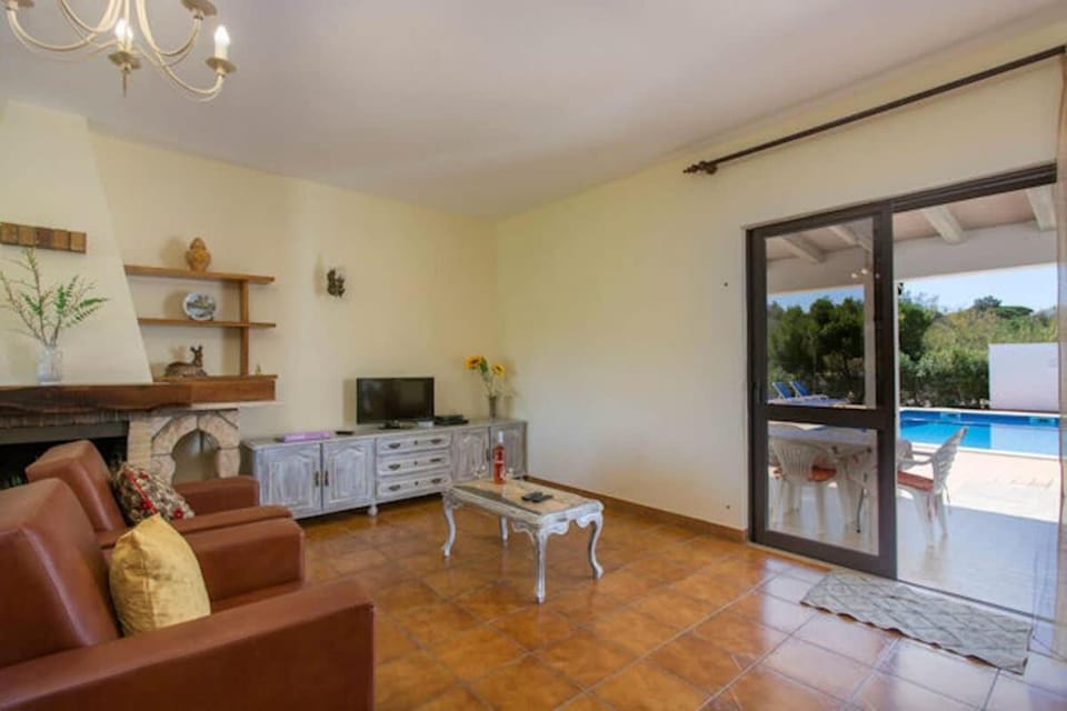 Casa Silver, Gale - Sleeps 9 close to amenities and beach! Villa in Guia
