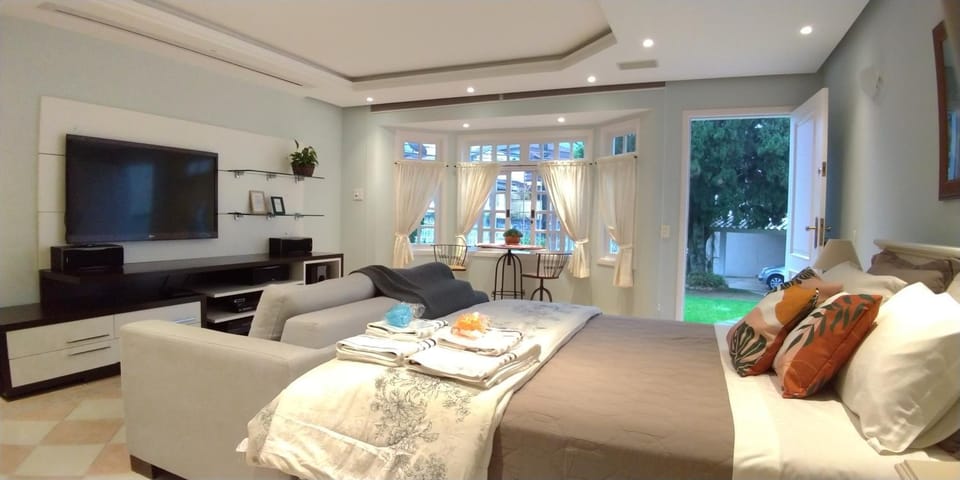 Photo of the whole room, Garden view