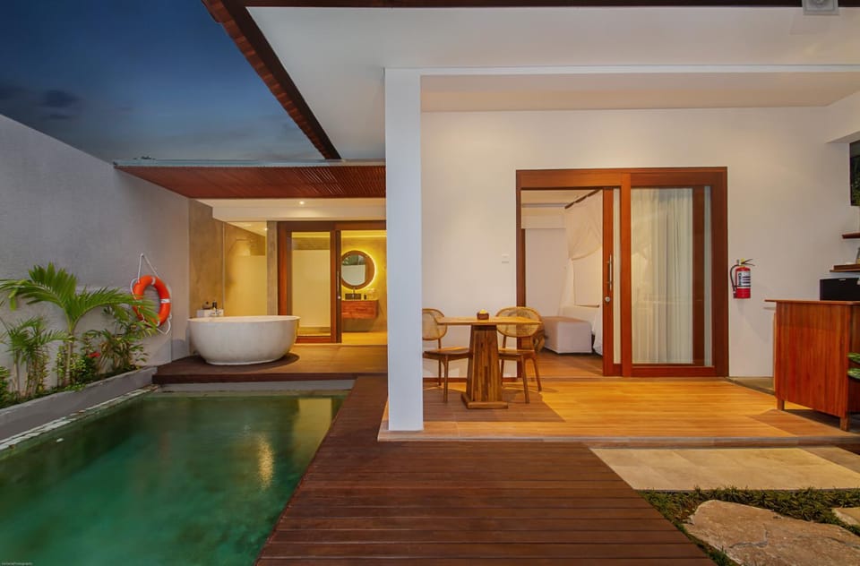 Swimming pool, Bath