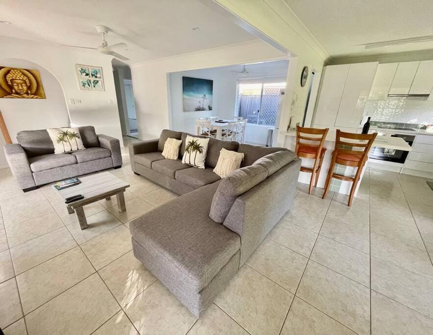 Kitchen or kitchenette, Living room, Seating area, Dining area, minibar, pet friendly, stove
