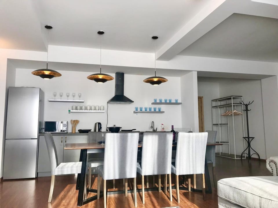Kitchen or kitchenette, Dining area