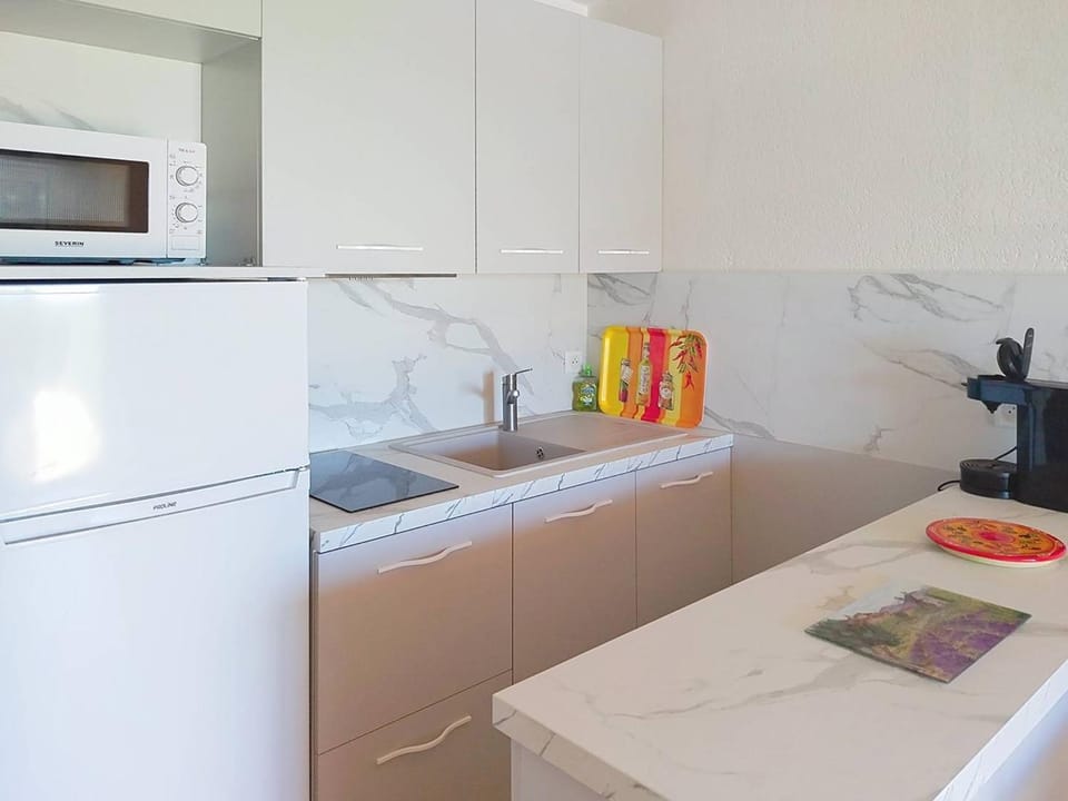 T2 cabine avec terrasse à La Favière, proche plages et commerces - FR-1-610-20 Cabin in Le Lavandou