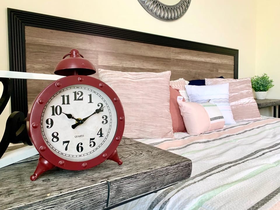 Huge 6BR Home , Modern & Convenient House in Niagara Falls