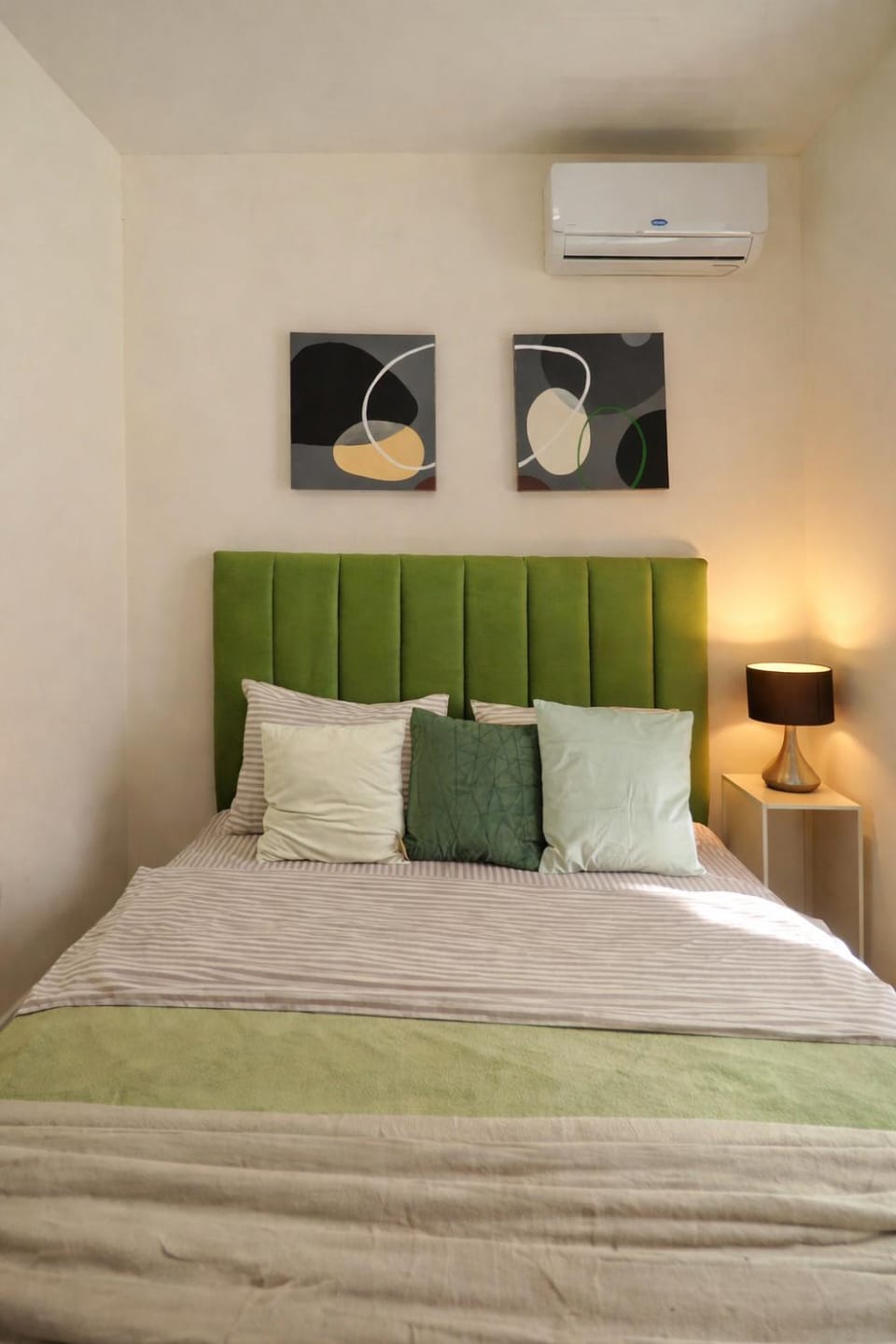 Bed, Seating area