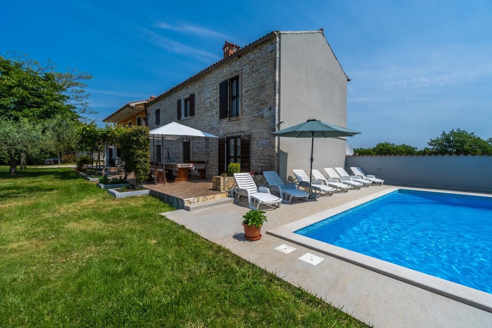 Property building, Garden, Swimming pool