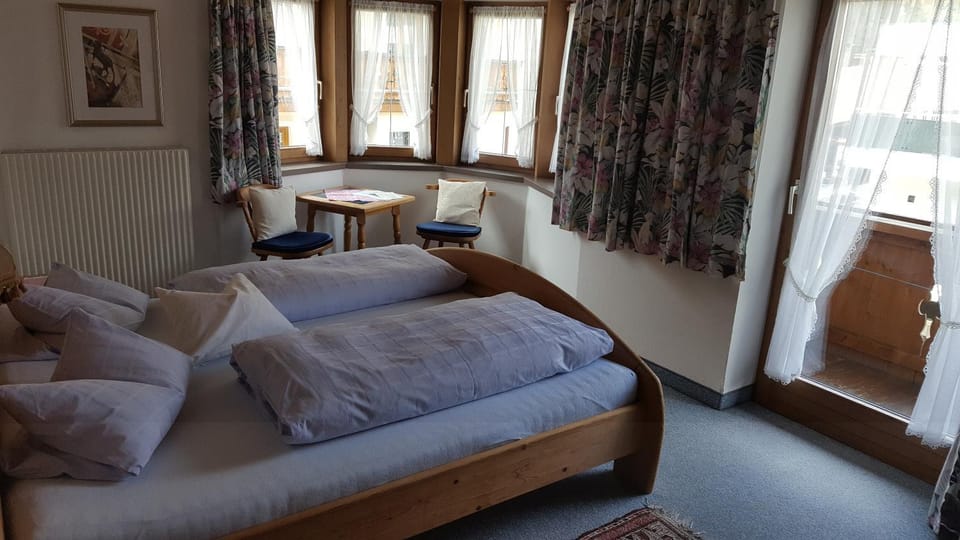 Seating area, Internal: Not applicable to any particular room