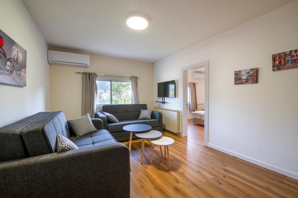 Bed, TV and multimedia, Living room, Bedroom, air conditioner