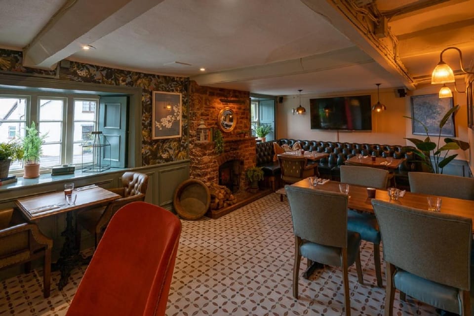 Restaurant/places to eat, Lounge or bar