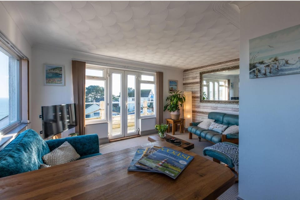 1 Bed Flat - Sleeps 2 - Pets - Balcony - Parking Apartment in Looe