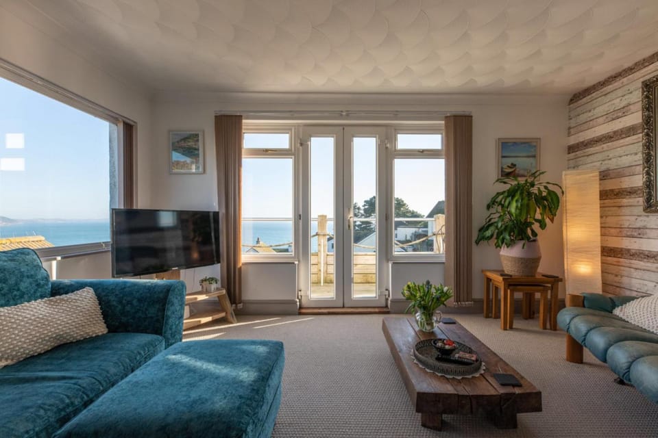 1 Bed Flat - Sleeps 2 - Pets - Balcony - Parking Apartment in Looe