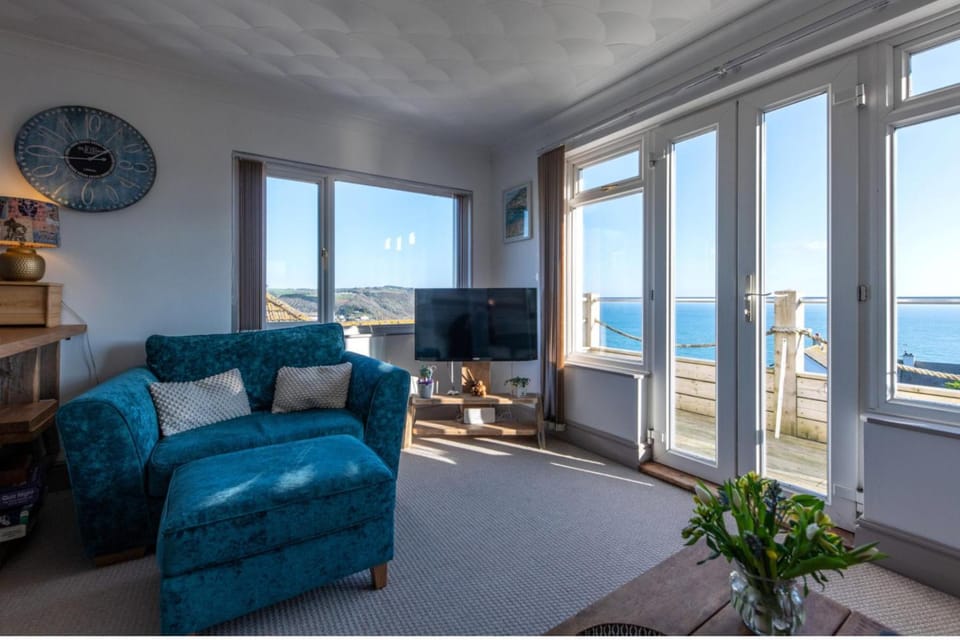 1 Bed Flat - Sleeps 2 - Pets - Balcony - Parking Apartment in Looe