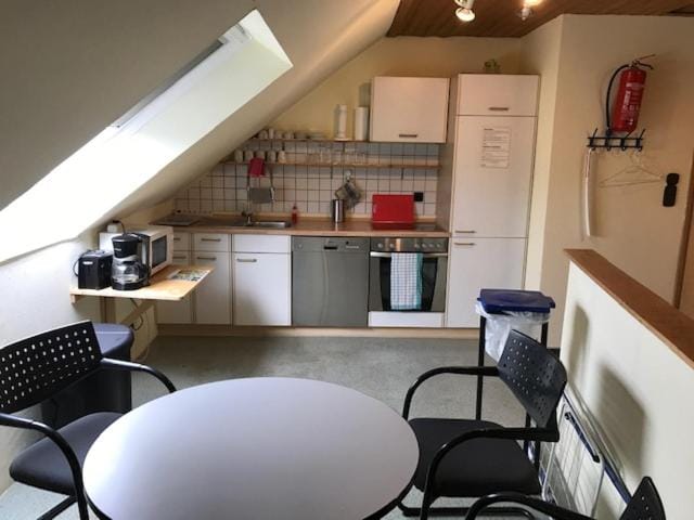 Coffee/tea facilities, Kitchen or kitchenette, Dining area, dishwasher, stove, toaster