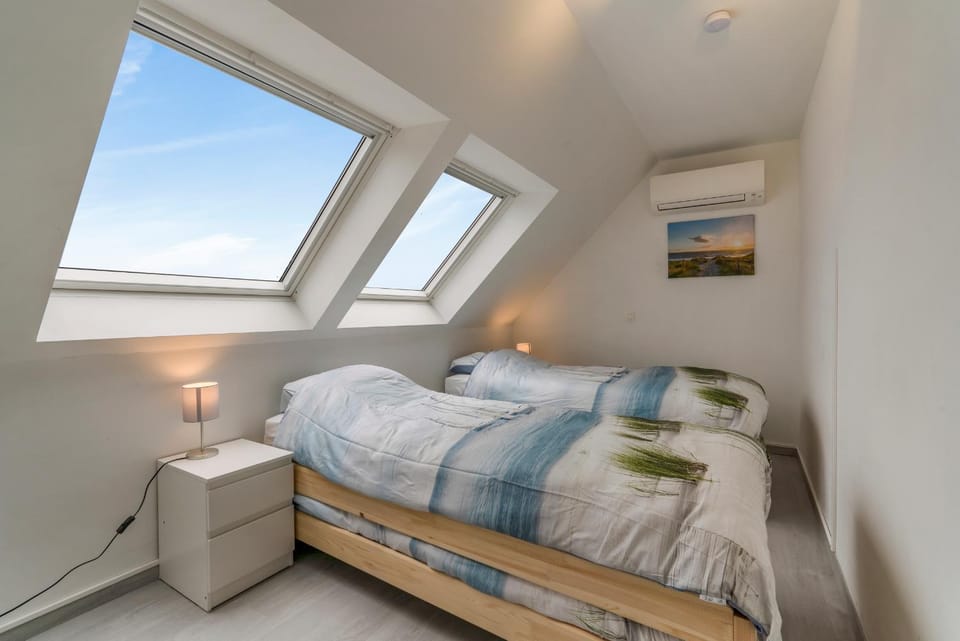 Bed, Photo of the whole room, Bedroom, air conditioner