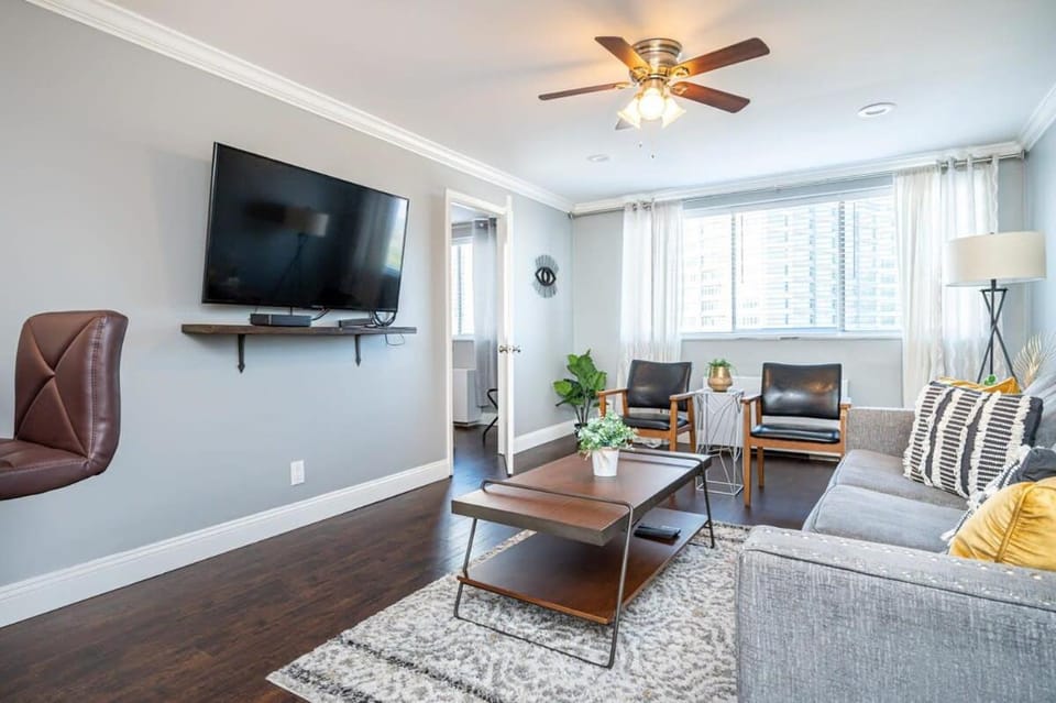 Atlanta Downtown! King Bed! Paid Onsite Parking! LM2102 Apartment in Atlanta
