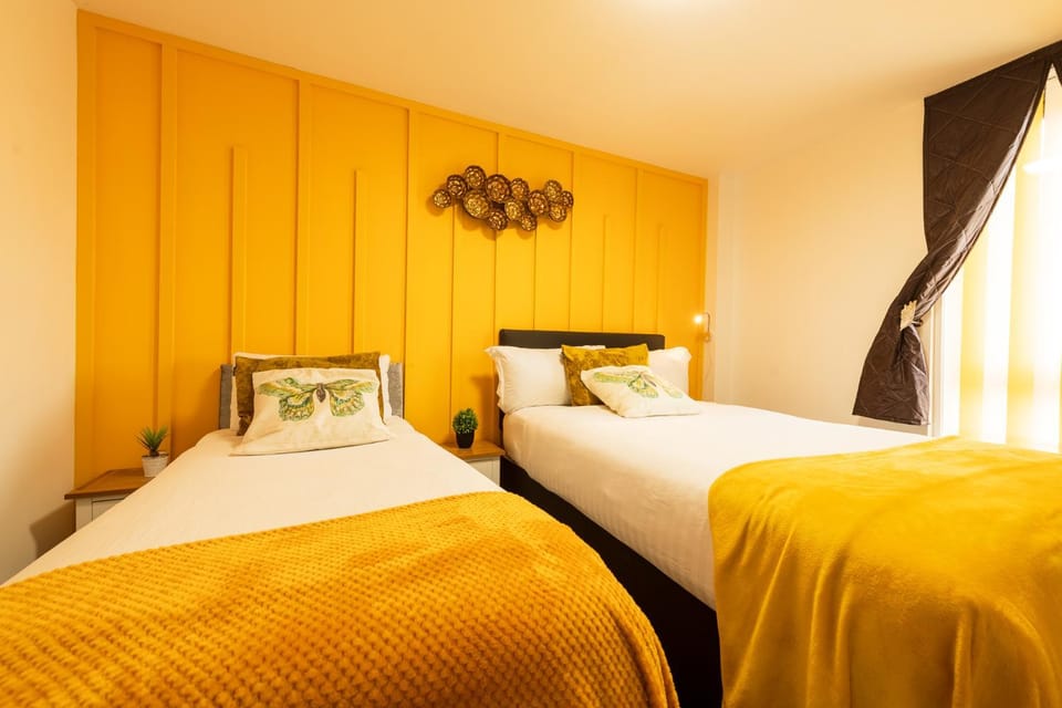 Bed, Photo of the whole room, Bedroom, locker, towels