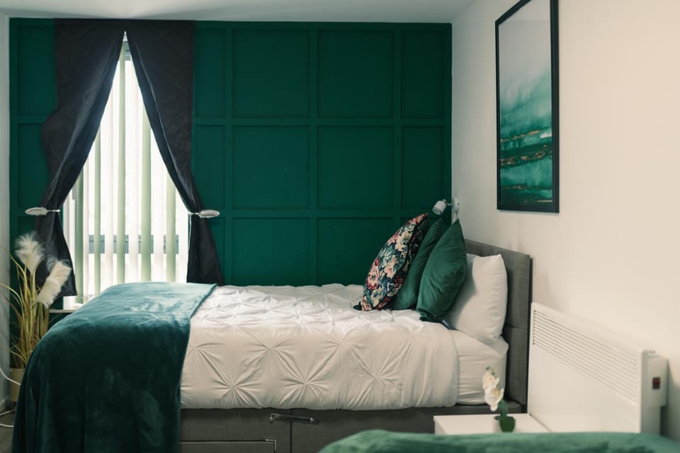 Bed, Photo of the whole room, Decorative detail, Bedroom, internet, wardrobe