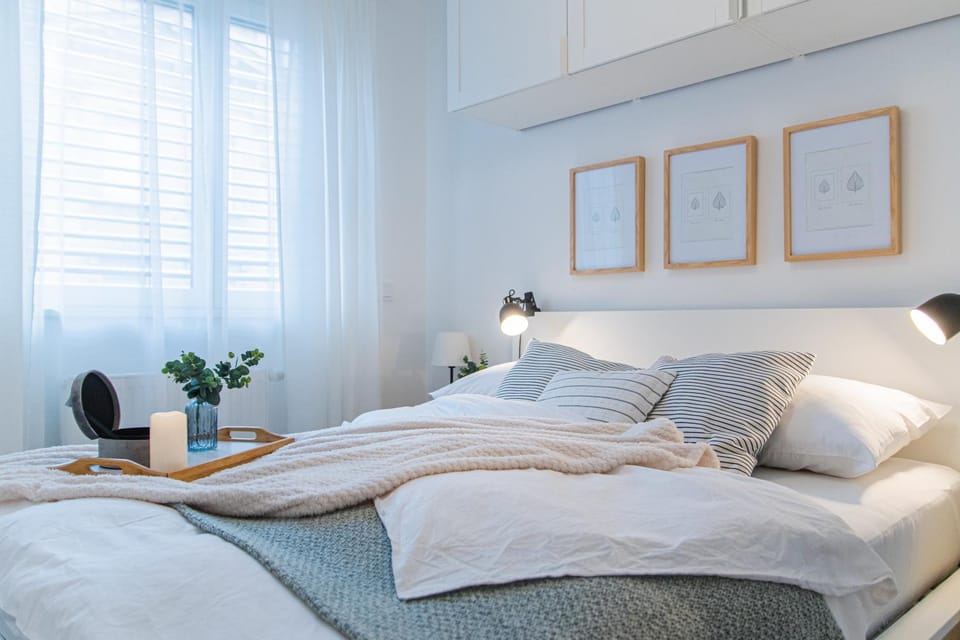 Bed, Photo of the whole room, Decorative detail, Bedroom, heating, towels