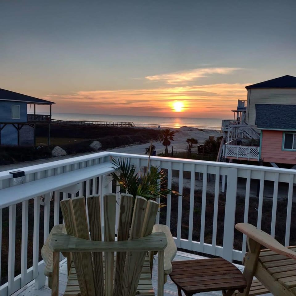 Sunset Sanctuary - Adorable Beach Bungalow with Gorgeous Gulf Views! House in Surfside Beach
