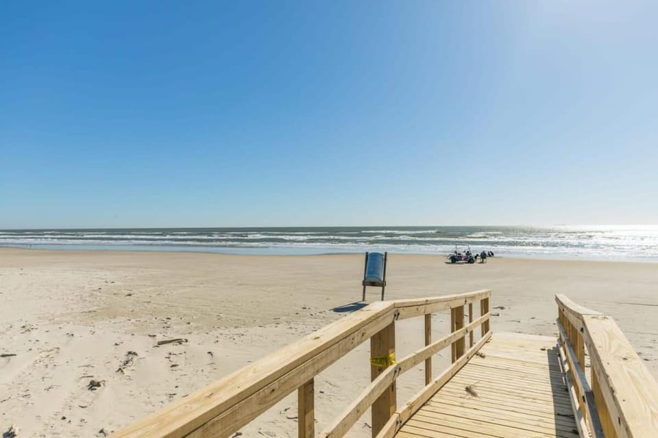 Sunset Sanctuary - Adorable Beach Bungalow with Gorgeous Gulf Views! House in Surfside Beach