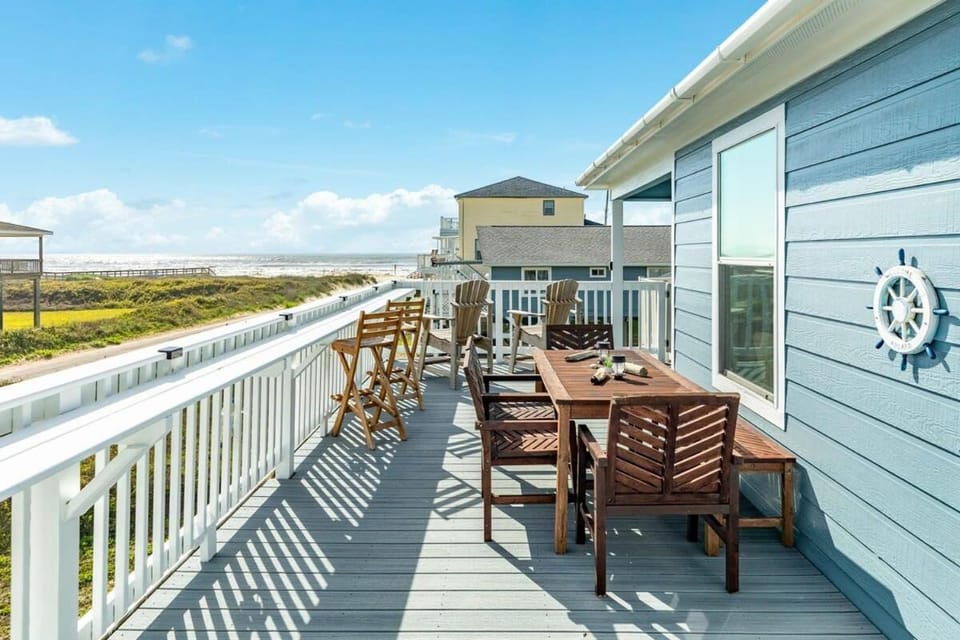 Sunset Sanctuary - Adorable Beach Bungalow with Gorgeous Gulf Views! House in Surfside Beach
