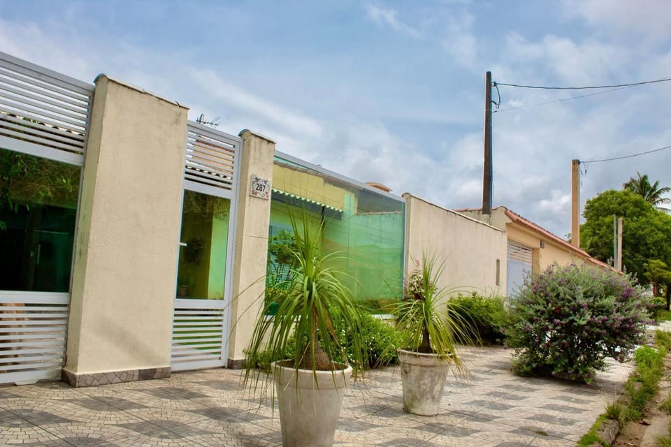 P004 - Casa com 3 dormitórios, churrasqueira e apenas 150m da praia House in Peruíbe