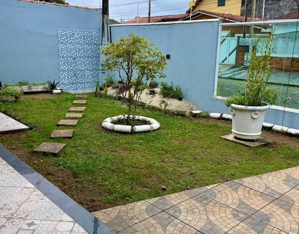 P004 - Casa com 3 dormitórios, churrasqueira e apenas 150m da praia House in Peruíbe