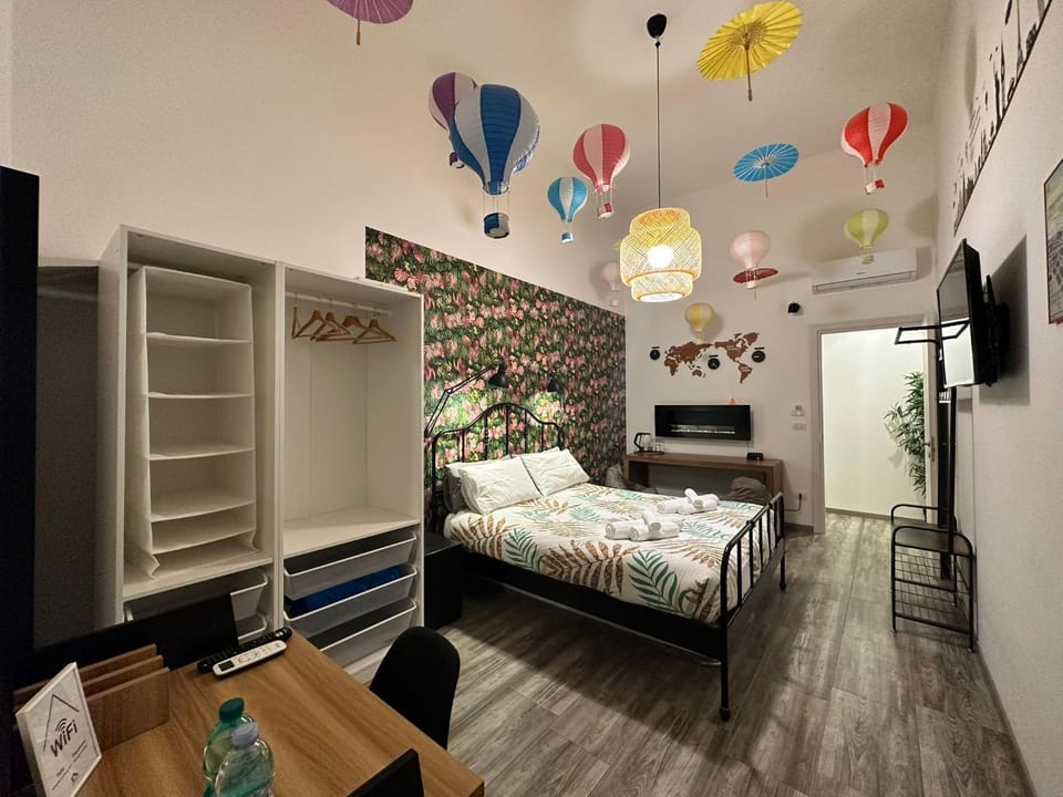 Bed, TV and multimedia, Photo of the whole room, Bedroom, wardrobe