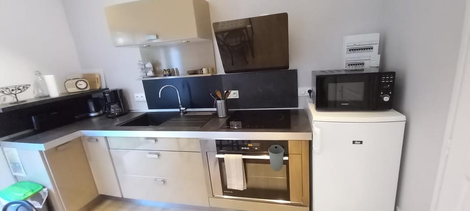 Coffee/tea facilities, Kitchen or kitchenette, oven, stove, toaster