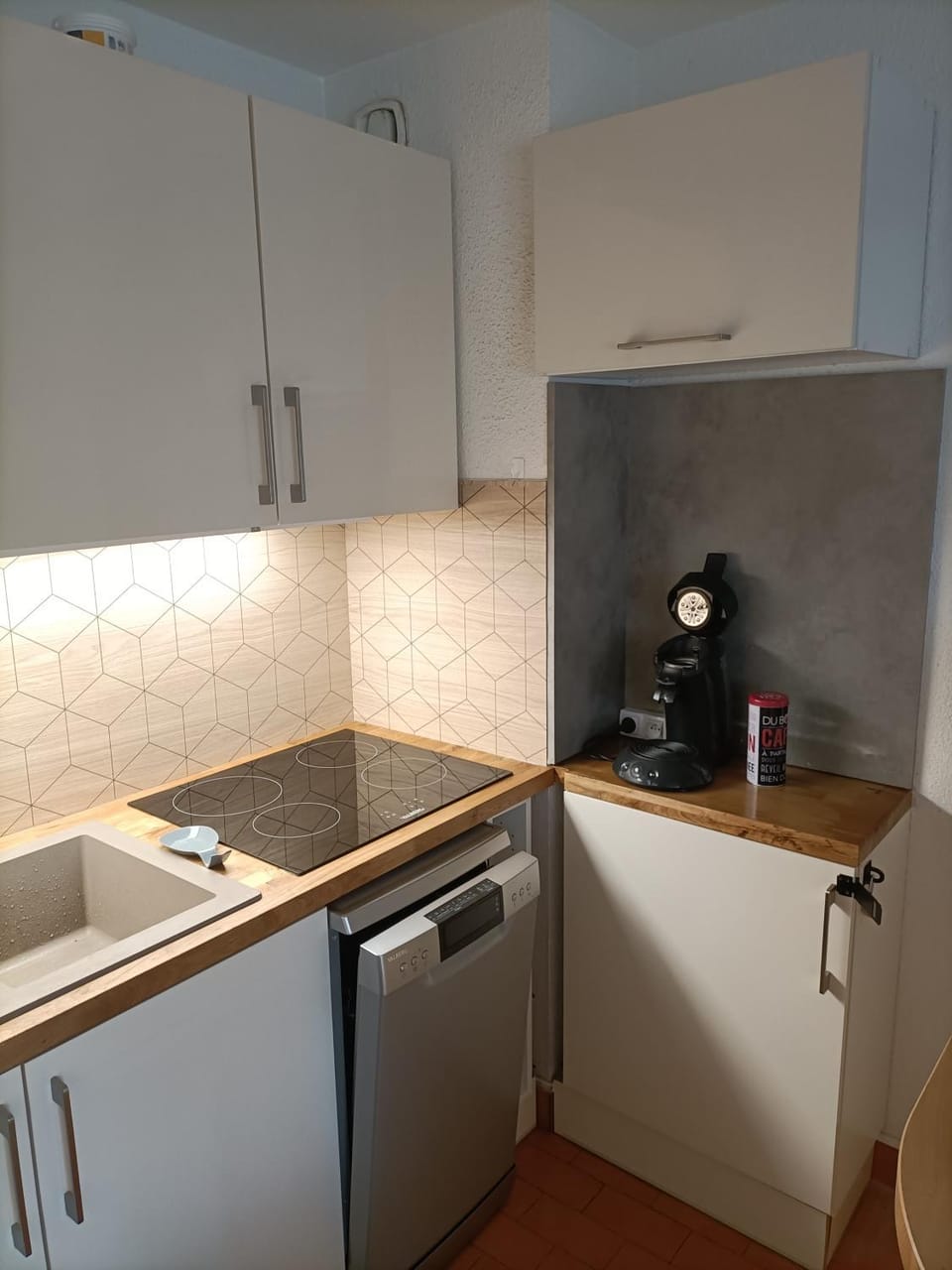 Coffee/tea facilities, Kitchen or kitchenette, dishwasher, stove