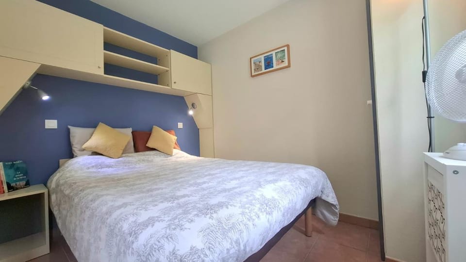 Bed, Photo of the whole room, Bedroom, storage