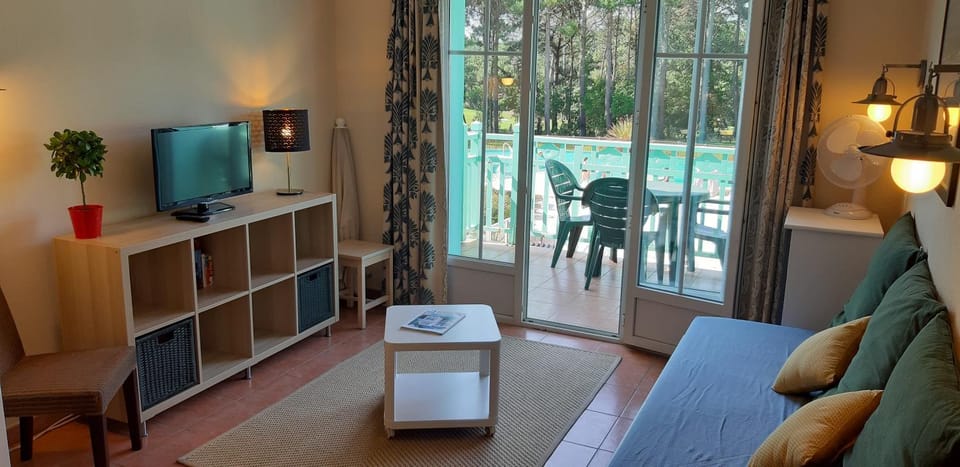 TV and multimedia, Living room, Pool view, Swimming pool