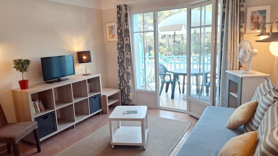 Bed, Balcony/Terrace, Living room, Dining area, Pool view