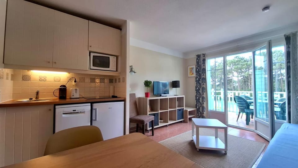 Coffee/tea facilities, Kitchen or kitchenette, dishwasher, microwave, stove, toaster