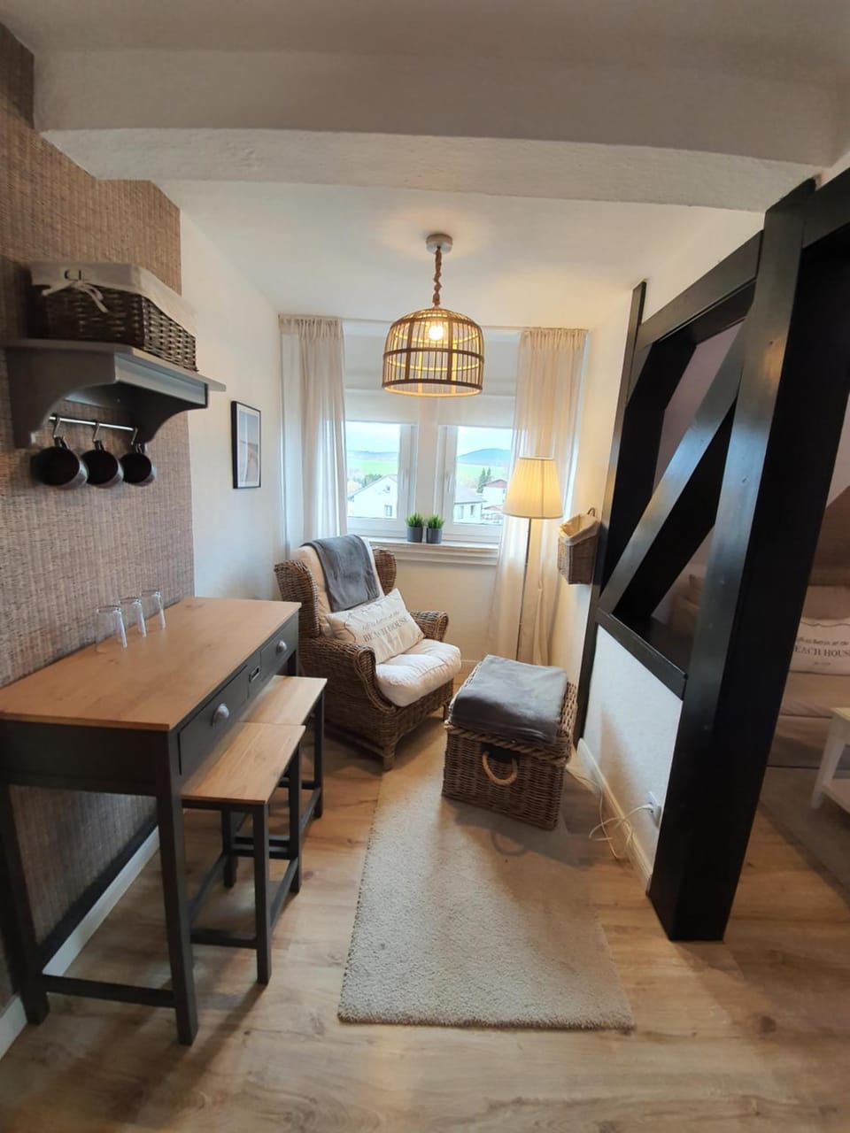 Day, Photo of the whole room, Decorative detail, Decorative detail, Seating area, Autumn, Mountain view, Street view, young children, older children, Family