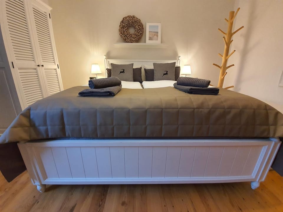 Bed, Other, Photo of the whole room, Decorative detail