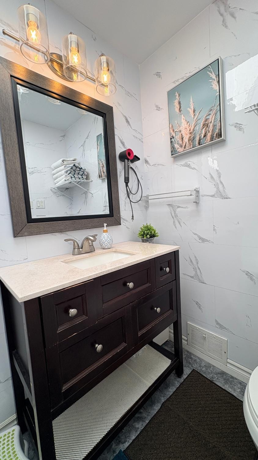 House with driveway parking,from Montreal DT 15min Villa in Brossard
