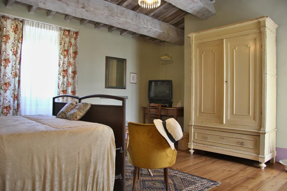 Bed, Photo of the whole room, wardrobe